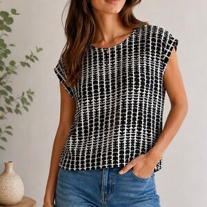 Piperlime Black and White Short Sleeve Silk Patterned Top